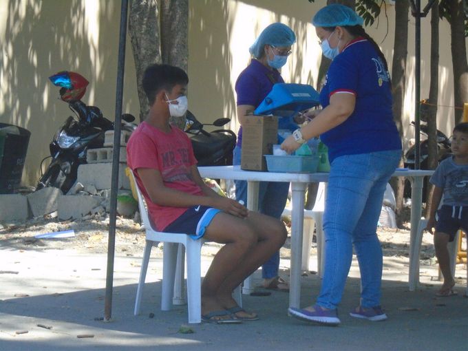 Rabies vaccinations al fresco at Ospital ng Lungsod.