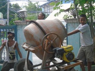 Don-Don (behind the cement mixer) and his wife Aiza are my new landlords. The boy is their son Lang-John.